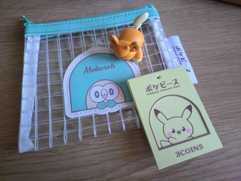 ポケピースとスリコのコラボ モクローのミニクリアポーチに乗るモンコレパモ
