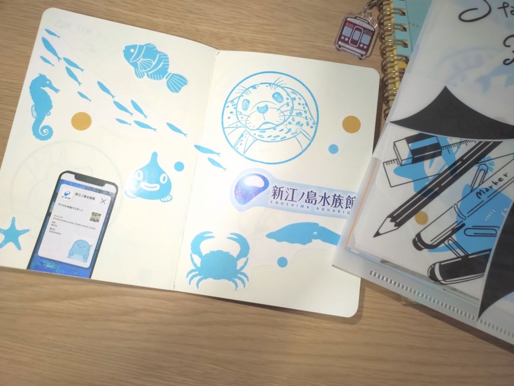 スタンプページにショップの紙袋を貼った。残りはクリアファイルに。中身が透けて見えるの良デザイン。