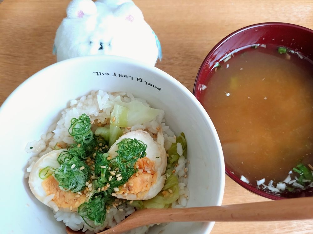 味玉キャベツ乗せ丼とみそ汁、白飛びするゆるほわぽめ