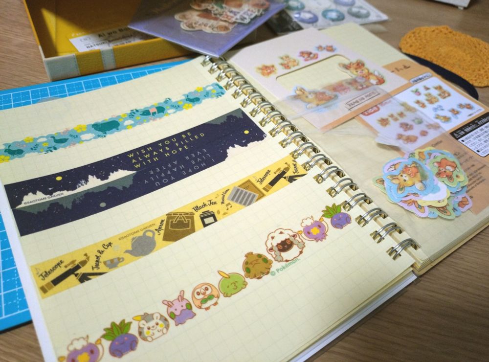手持ちの版権マステをペタペタ。かわいい系に混ざって輝くカップルック柄のデザイン性の高さ……
フレークシールは台紙+お気に入り数枚貼れば質感もわかるし1ページに収まって良さそう？
