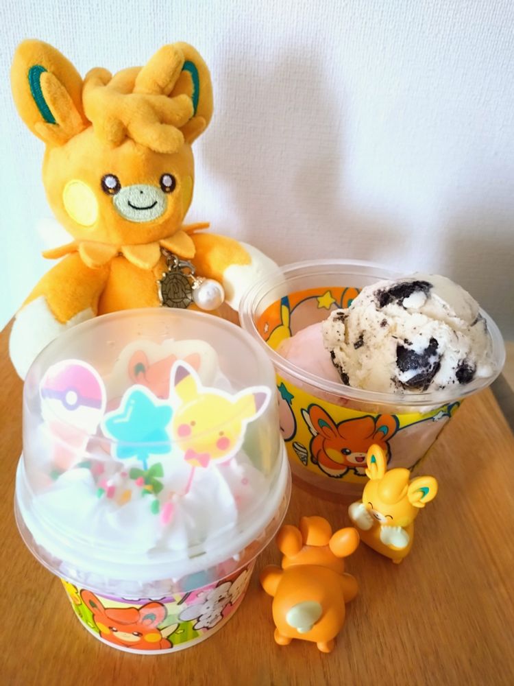 ポケモンサンデー(パモ) ピカチュウ トロピカソーダ
ダブルカップ ベリーベリーストロベリーとクッキー＆クリーム