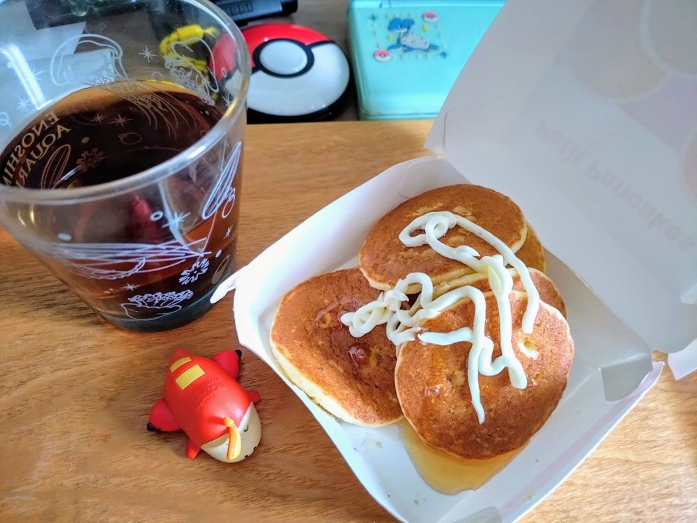 パンケーキセットの近くで眠るホゲちゃん&各地を冒険するためのモンボとDS