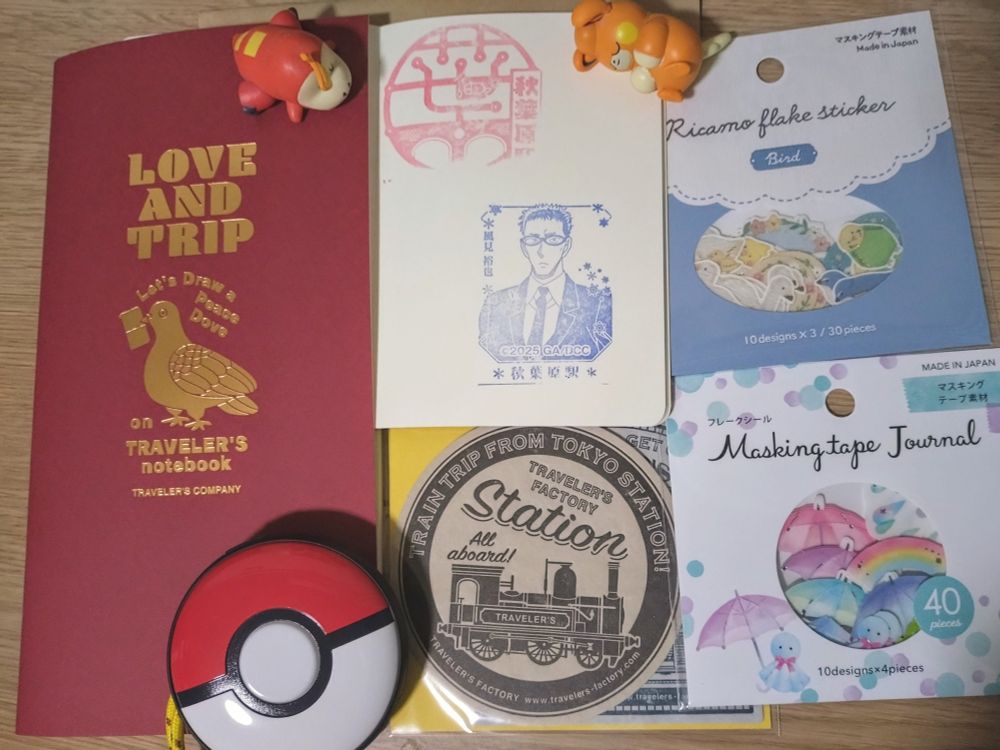 トラベラーズファクトリーステーション限定ステッカー、Love and Tripのレギュラーサイズリフィル
道中集めた駅スタンプ
キャンドゥのフレークシール（刺繍、傘テーマ）
すやすや眠ってノートを押さえるパモとホゲータ
捕獲とポケストップ回しで大活躍したモンスターボール