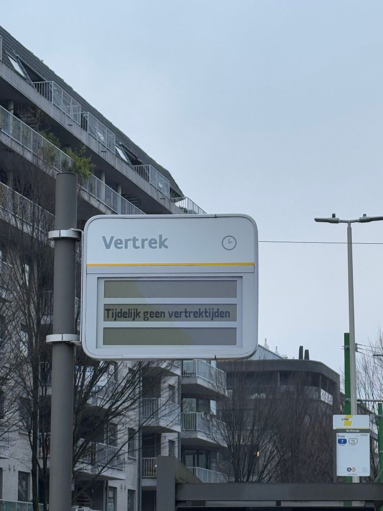 Elektronisch bord met vertrektijden waarop staat “tijdelijk geen vertrektijden”