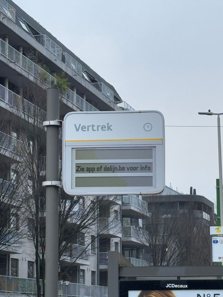 Hetzelfde elektronisch bord waarop staat “zie app of delijn.be voor info”