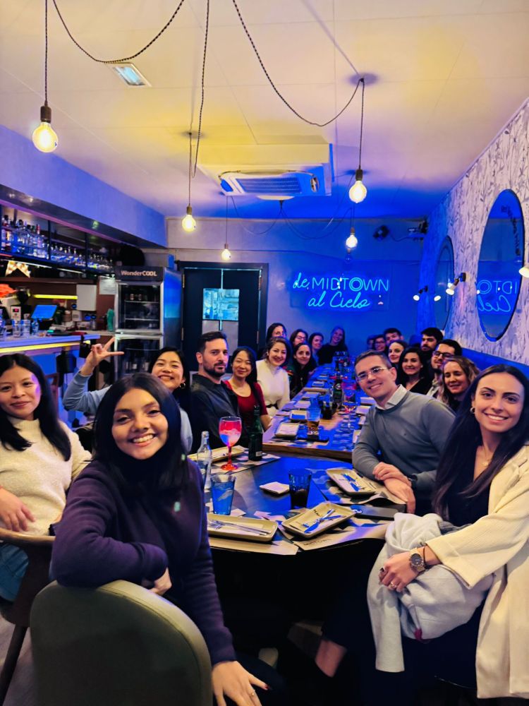Foto de grupo durante la cena.
