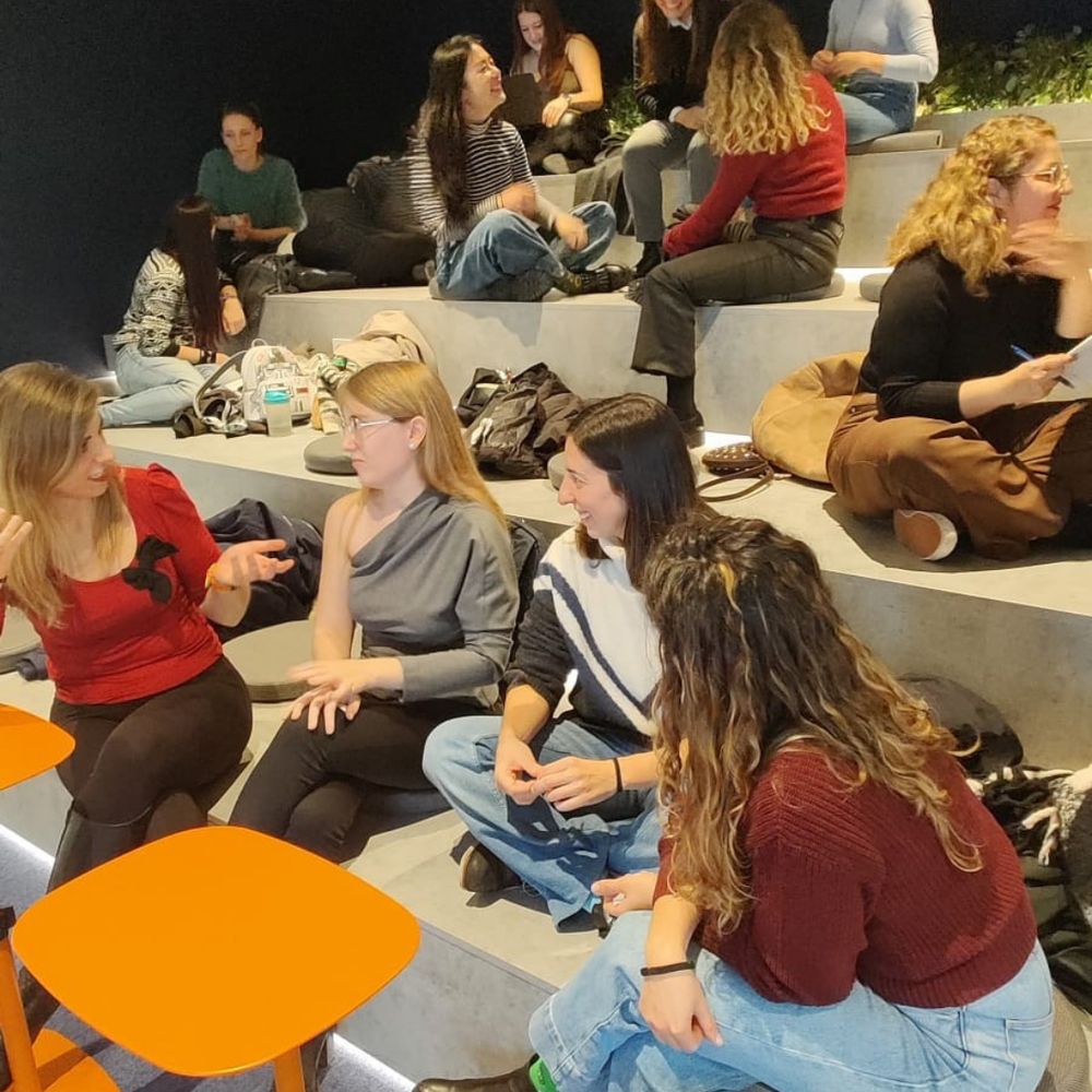 Las chicas divididas en grupos en el auditorio haciendo los roleplays.