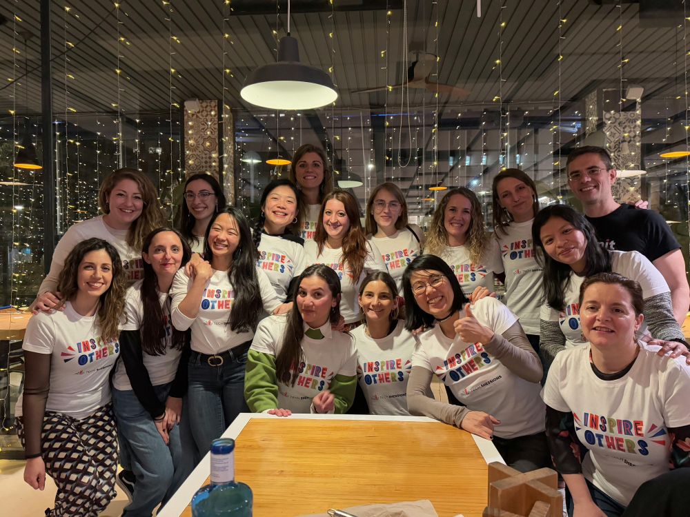 Foto de grupo con las camisetas de Tech SHEssions, con el mensaje "Inspire others"