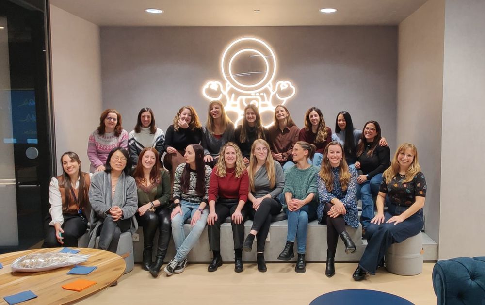 Foto de grupo de las chicas de Tech SHEssions.