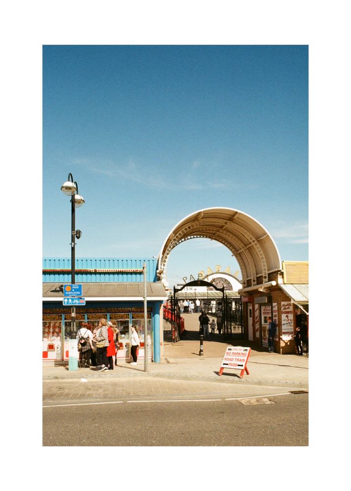 Enter to the pier through an archway
