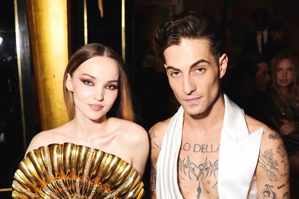 Dove Cameron e Damiano olhando para a câmera com olhares penetrantes 