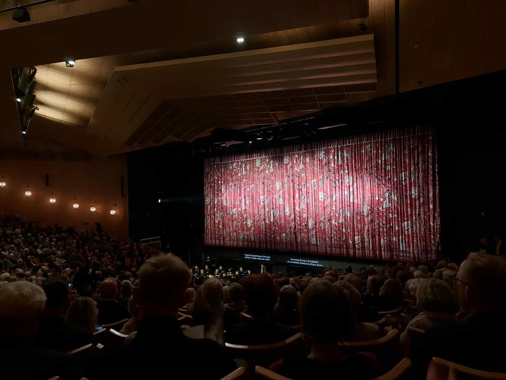 operascen med ridån nere inför början