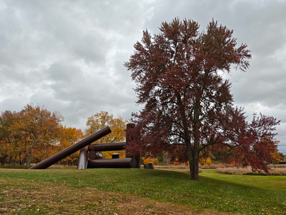 skulptur i höstlandskap med träd