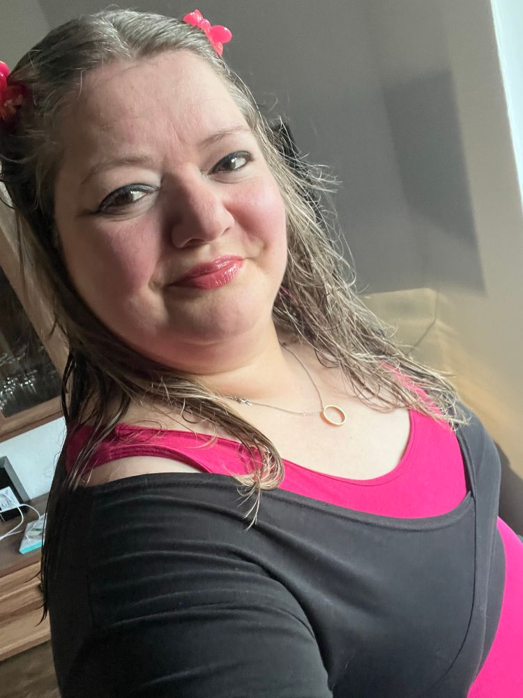 Ich in pink und schwarz, mit Blümchenspangen und typisch schwarz umrandeten Augen 