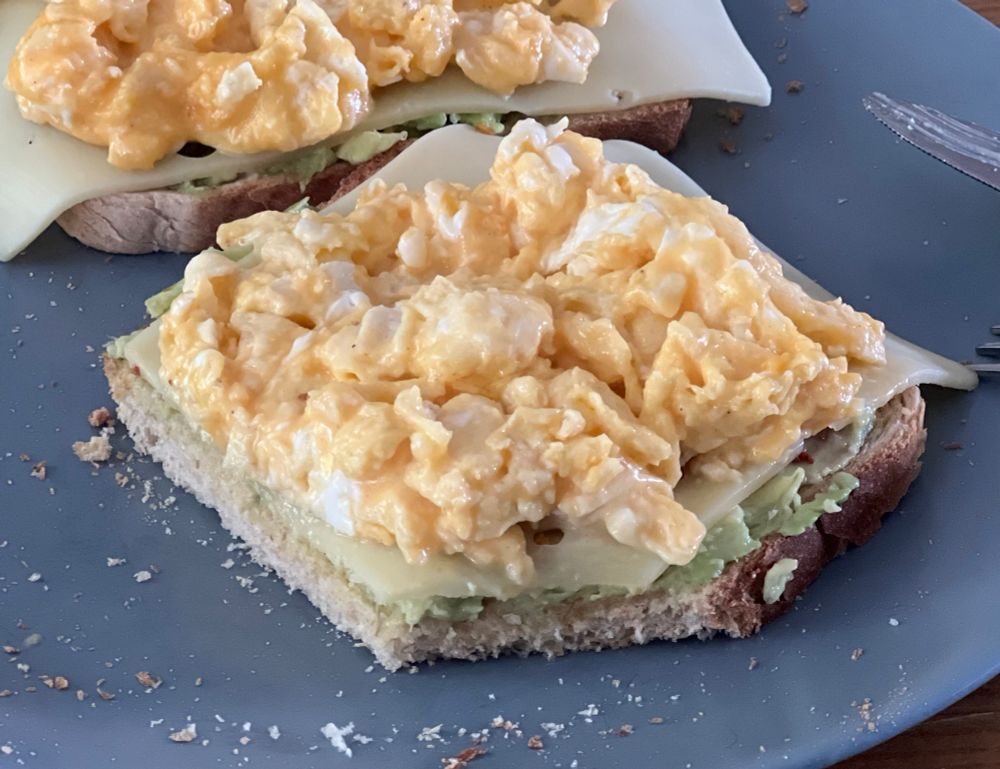Avocado mit Chilisalz, Käse und Rührei auf Toast.
