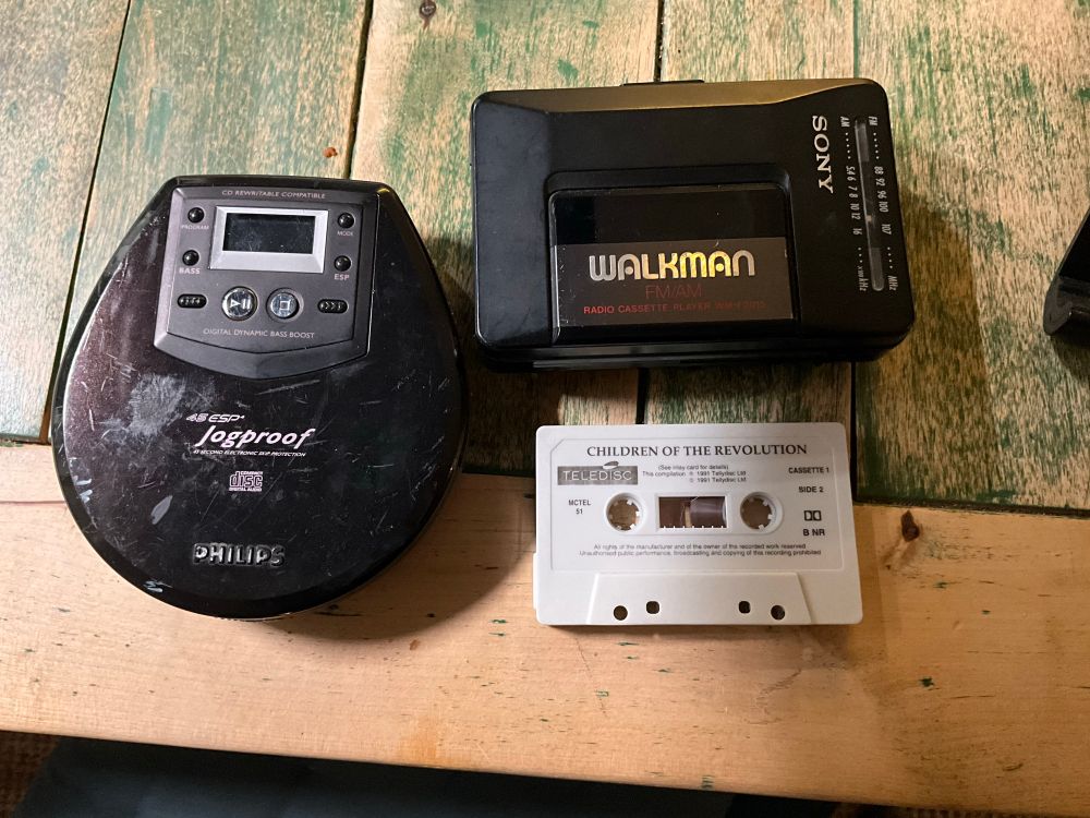Kannettava cd-soitin ja sony walkman kasettisoitin.