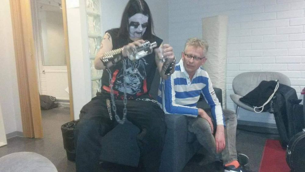 Pekka Pouta seuraa kun Lord Satanachia kaataa viinapaukkua