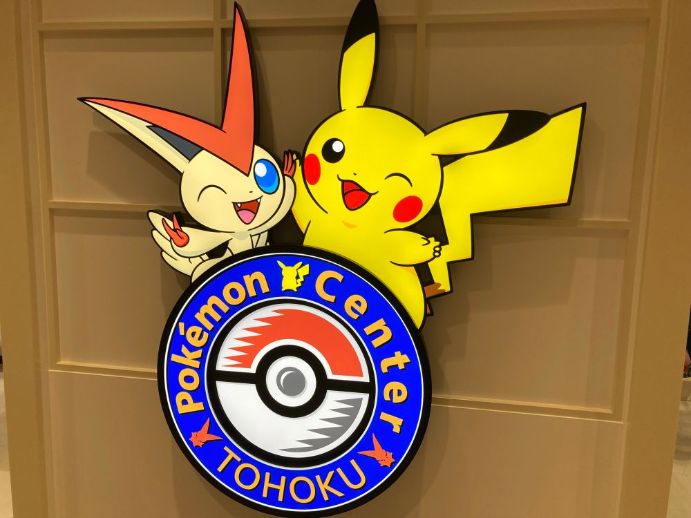 ビクティニとピカチュウがハイタッチ🙌しているロゴ