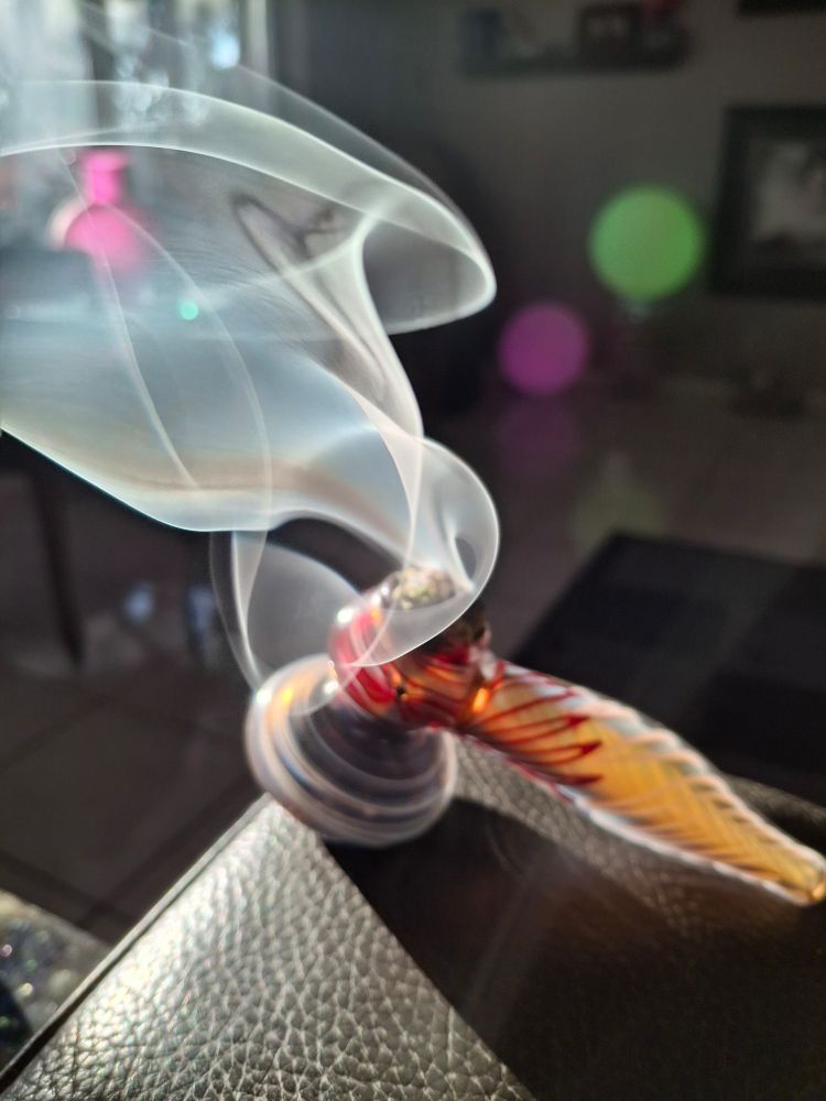 A nice relaxing Sunday with my pipe and the couch 💨