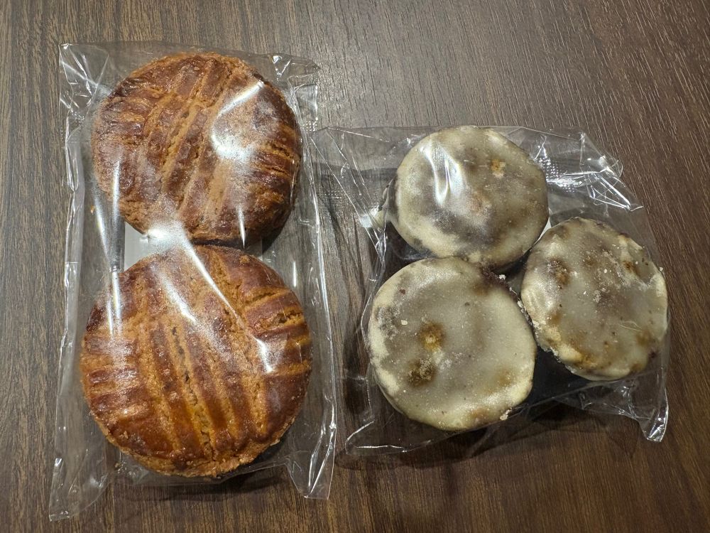 bienbakeの焼き菓子
ガレット？みたいなバターたっぷりサクサクのと、チョコとラムレーズンのクッキー？ケーキ？みたいなやつ。