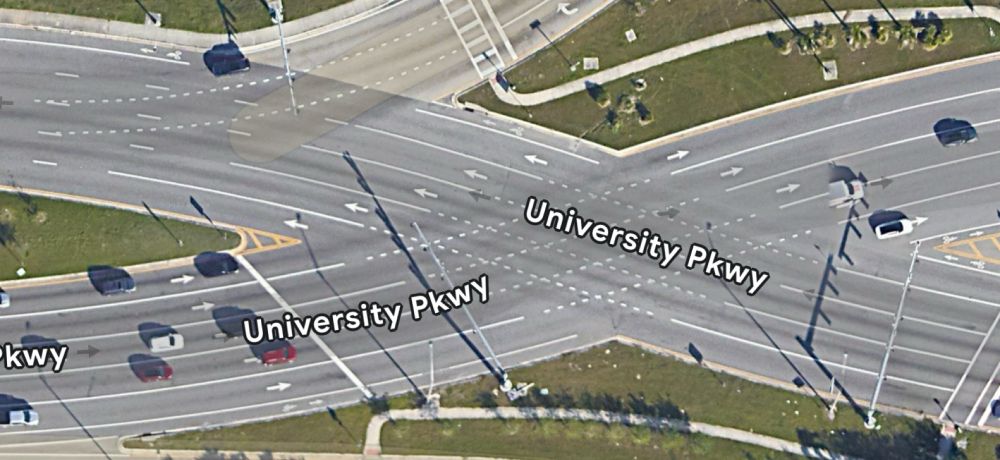 Diverging diamond in Sarasota, Florida at I-275 North and University Parkway showing painted bike lanes on a ten lane stroad 