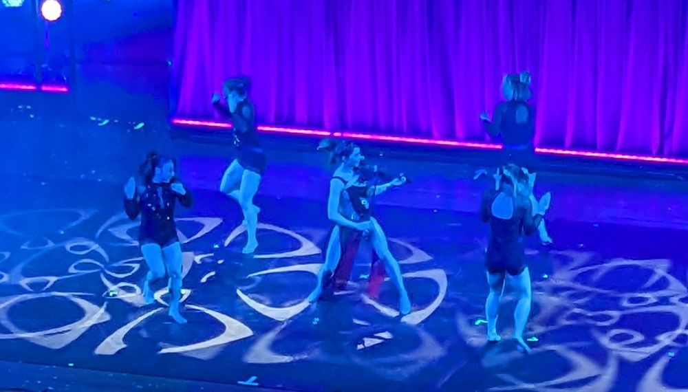 Lindsey and her 4 dancers in sparkly black outfits