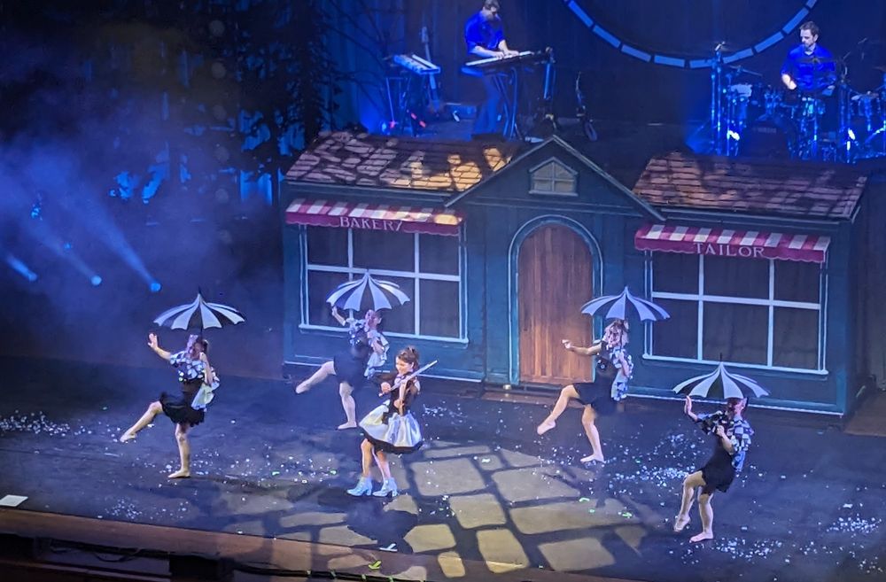 Lindsey and 4 of her dancers in black and white outfits dancing on stage