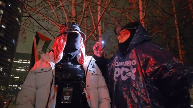 Lee literally leaning on the person he is filming/harassing.