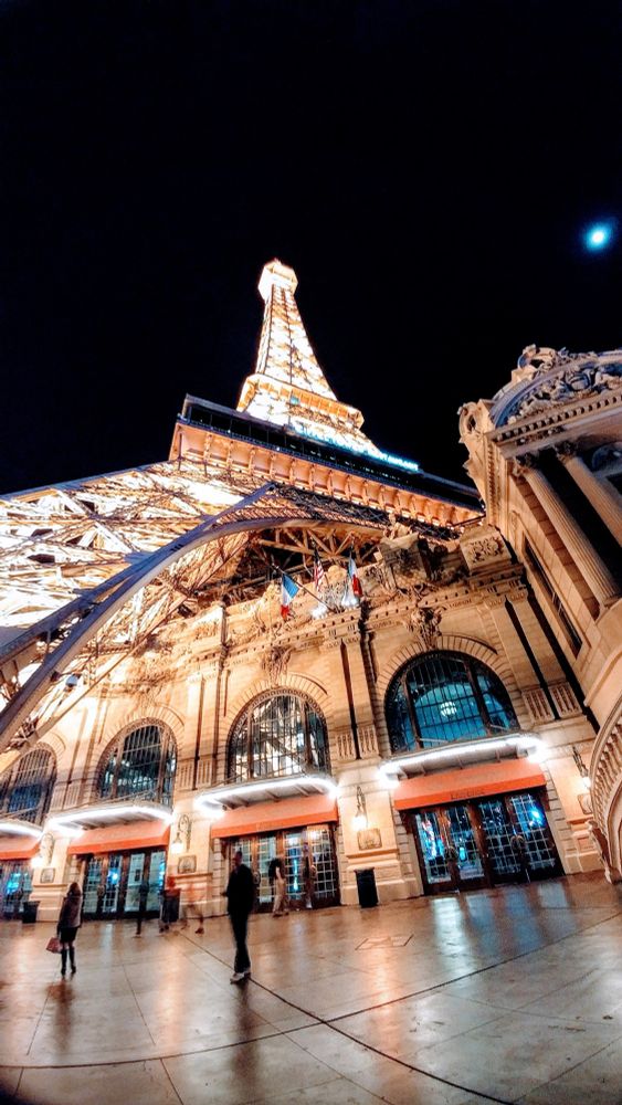 Paris Hotel in Vegas at night 