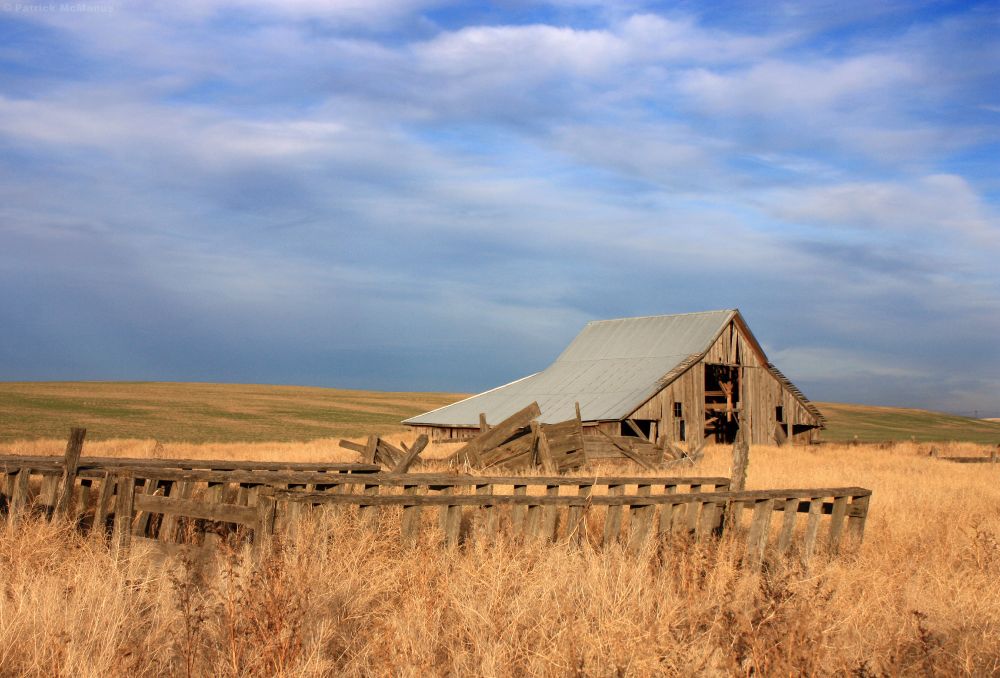 An old barn that has seen better days slowly rots away near Wilbur, Washington.