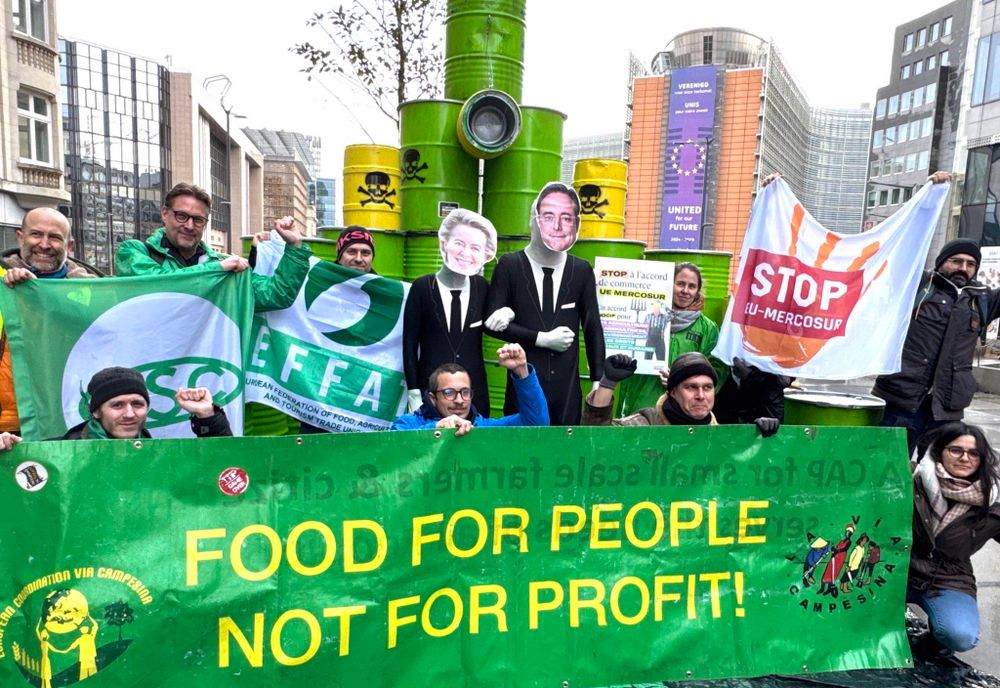 🇪🇺 EU Toxic Trade Tour
🔴 https://europeantradejustice.org/toxic-trade-tour
🚜 Farmers, Trade Unions,
NGOs & Citizens say it again
to Political Decision Makers ⤵️
⛔ STOP EU-MERCOSUR 🌍🔥
+infos & ACTION kit (EN/ES/FR/DE/...) :
➡️ StopEUMercosur.org ✊🏽

#StopEUMercosur #ToxicTrade #StopToxicTrade #ToxicTradeTour #AgrotoxicsKILL #StopAgrotoxics #FoodSovereigntyNOW 