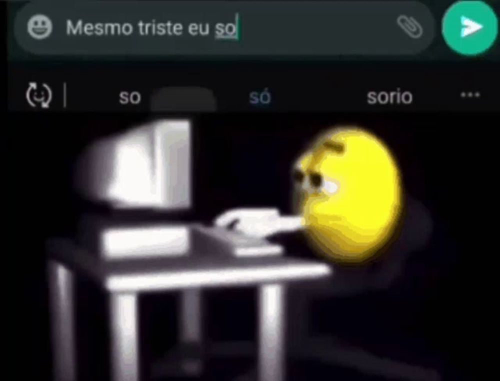 a yellow smiley face is sitting at a desk in front of a computer with the words mesmo triste eu so above it