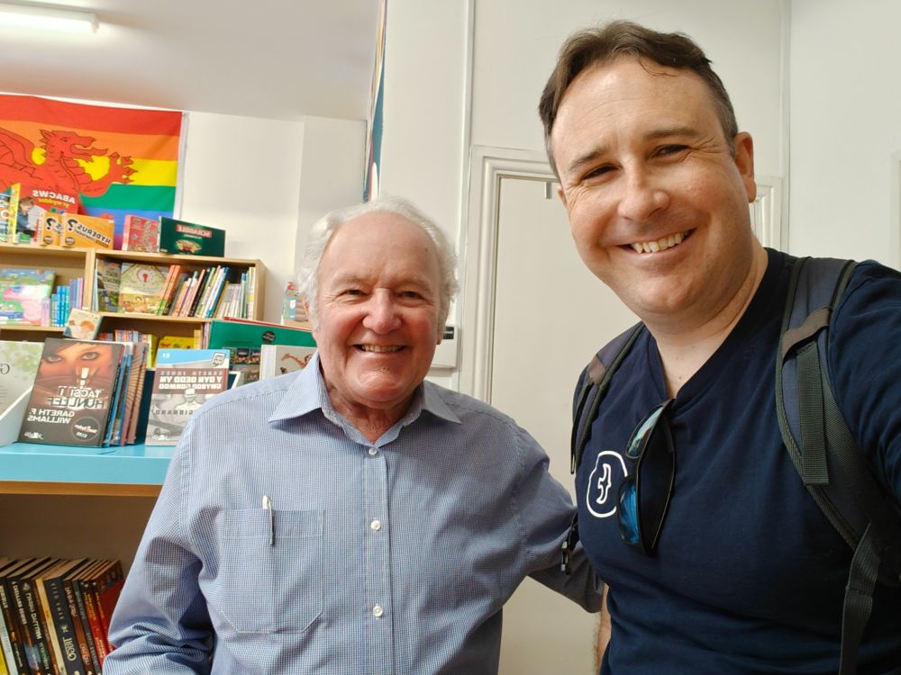 In Distance Learning, it’s rare to meet one of your learning heroes in person.

I had the chance to speak (in Cymraeg!) with Heini Gruffudd at Tŷ Tawe in Abertawe — a warm, thoughtful conversation about supporting language learners and the challenges they face.

#Cymraeg #LanguageLearning #LifelongLearning