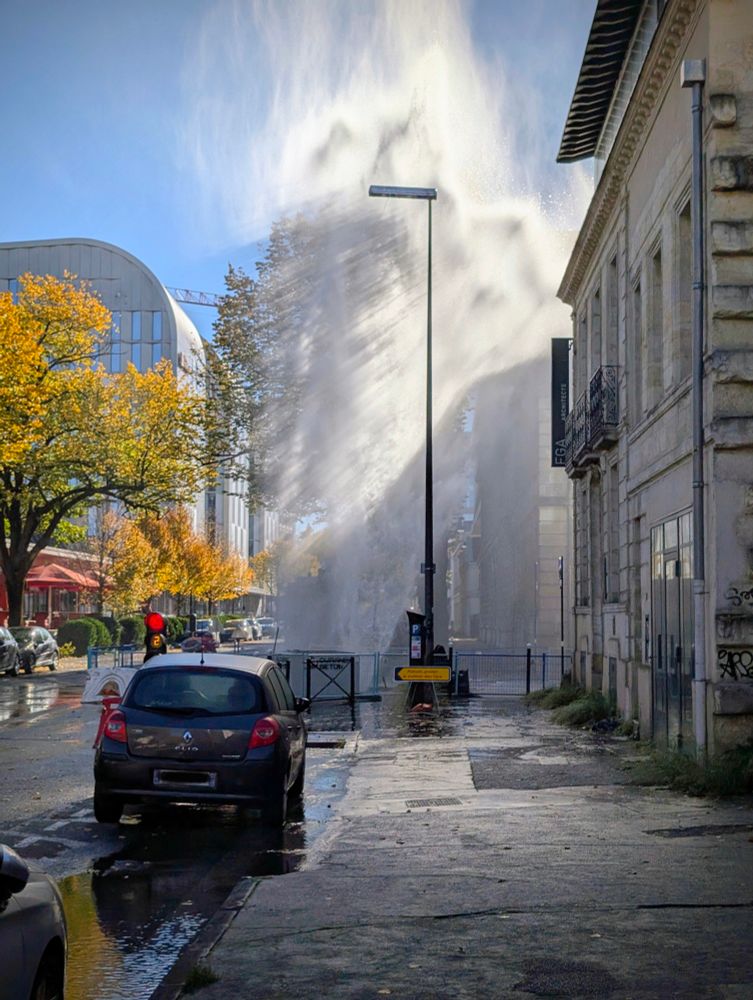 Une canalisation d'eau a été percée par des ouvriers dans une rue de Bordeaux, la fuite s'élève à 2 étages de hauteur