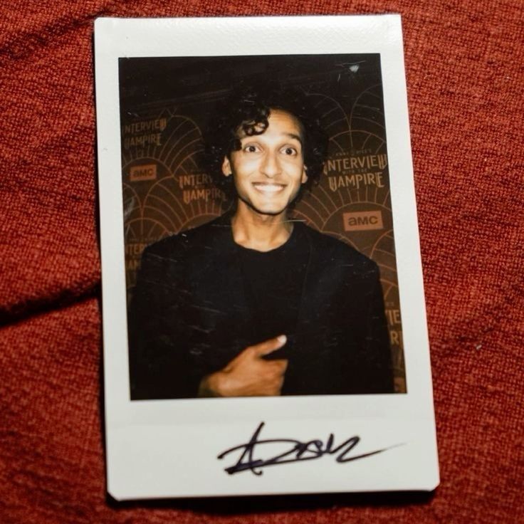 armand sorrindo, nervoso mas feliz.