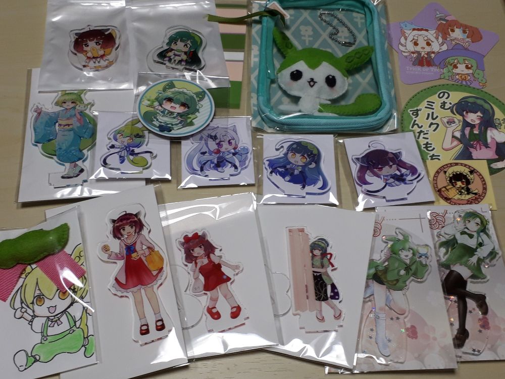 アクリルスタンドがいっぱい！左下のずんだもんの台紙は手描きで一枚一枚目絵がちがうのだ