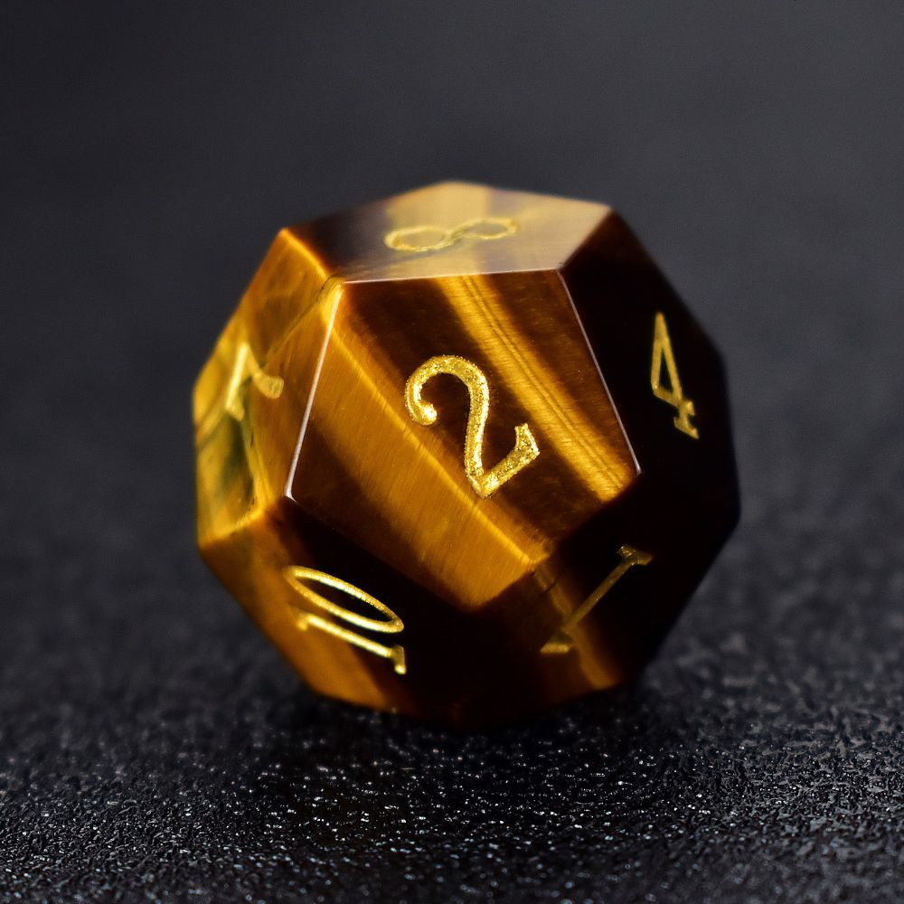 Yellow tiger’s eye has a cool, shimmery band of light that moves when you turn it. This effect, called the “cat’s eye effect” or chatoyancy, comes from tiny, parallel fibers inside the stone that reflect light in a special way.
Yellow Tiger's Eye Dice is made of this stone. As you tilt the dice, the light band seems to glide across its surface, giving it that signature glow.​