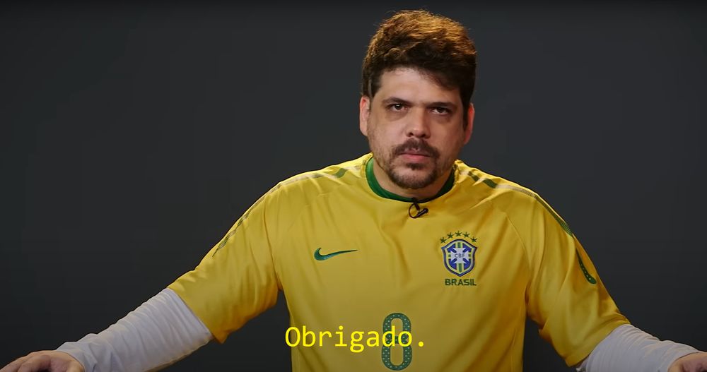 Rogerinho sozinho e no centro da imagem, diz: "Obrigado."