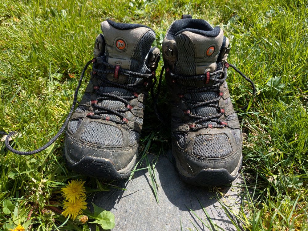 Mes chaussures de marche, déformées, mouillées et aux semelles usées.