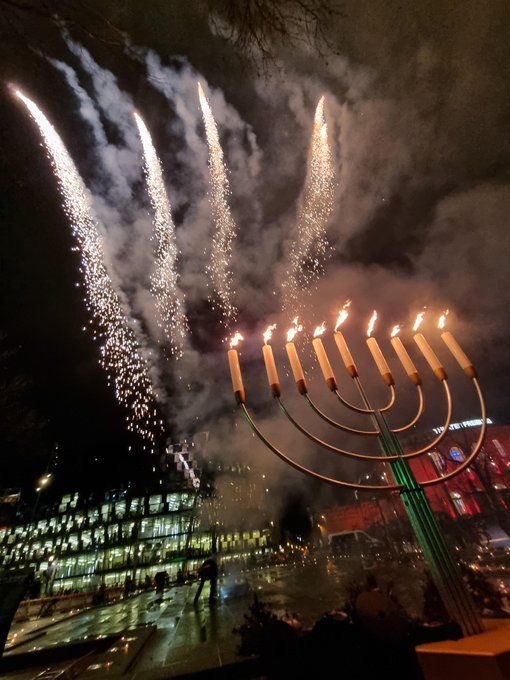 Feuerwerk über der Chanukkiah am Gedenkort der zerstörten Synagoge