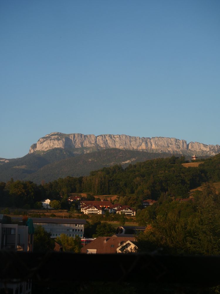Vue sur la montagne, au premier plan des habitations