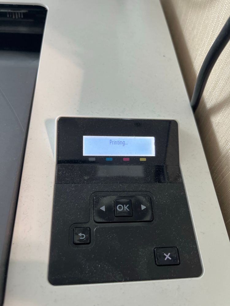 The status screen of a printer that says it is printing, while it distinctly not printing. 