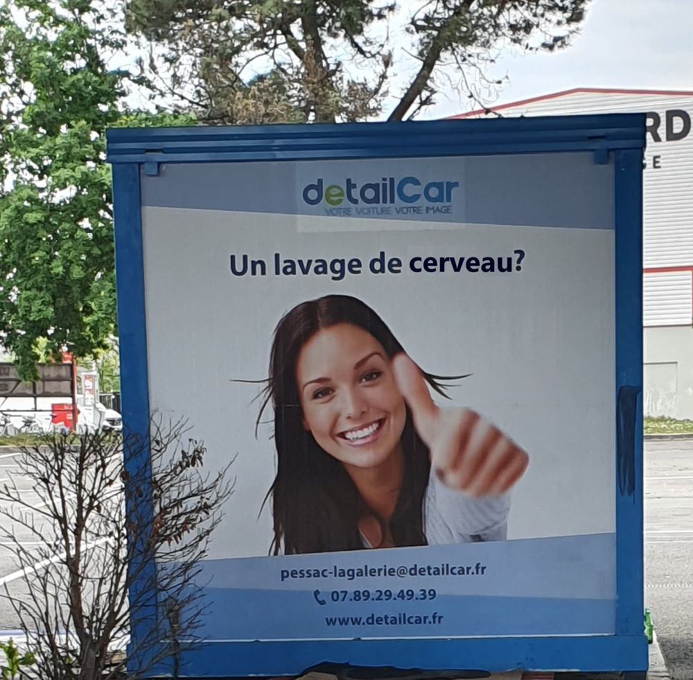 Publicité devant un stand de lavage de voitures sur un parking d'hypermarché, renommée par mes soins "Un lavage de cerveau?" avec une personne stéréotypée, femme brune et blanche aux dents Colgate tendant vigoureusement un bras au pouce levé.
Les coordonnées de la publicité originale ont été laissées car personne ne fait attention à mes publications/ma vie; et qui sait, je leur souhaite d'avoir plus de clients.