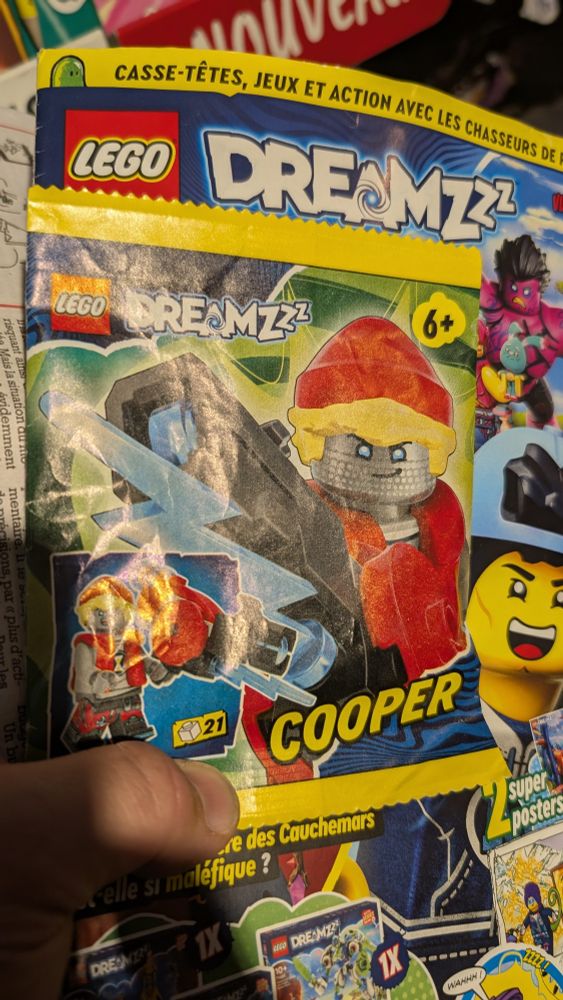 Photo d'un magazine Lego Dreamz avec un personnage nommé Cooper.