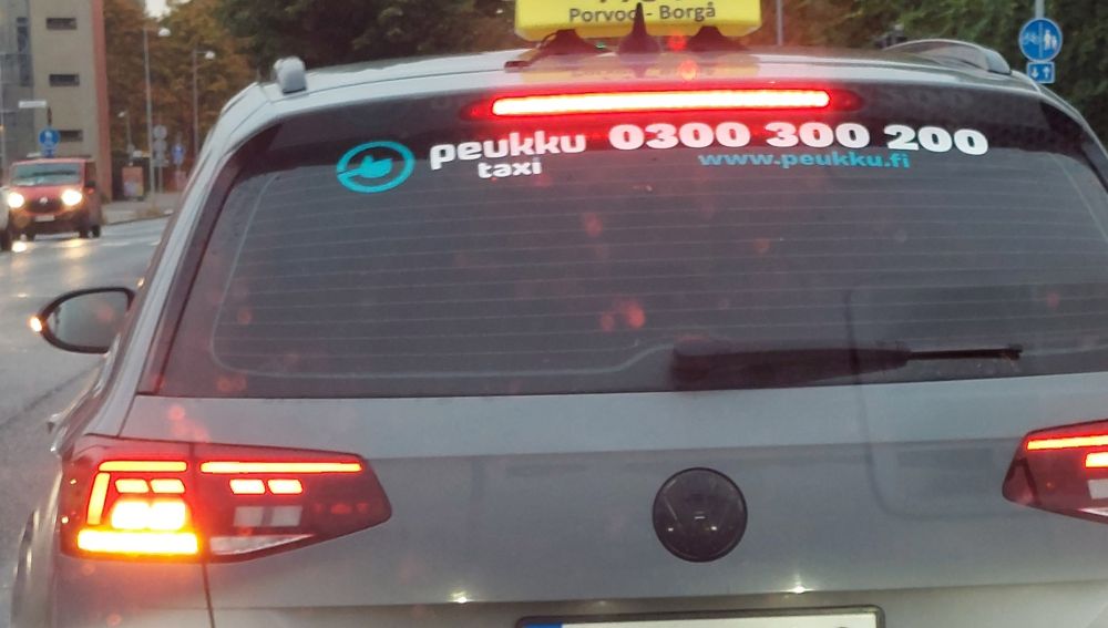 Kuva porvoolaisesta taksista, jossa lukee "Peukku-taksi"