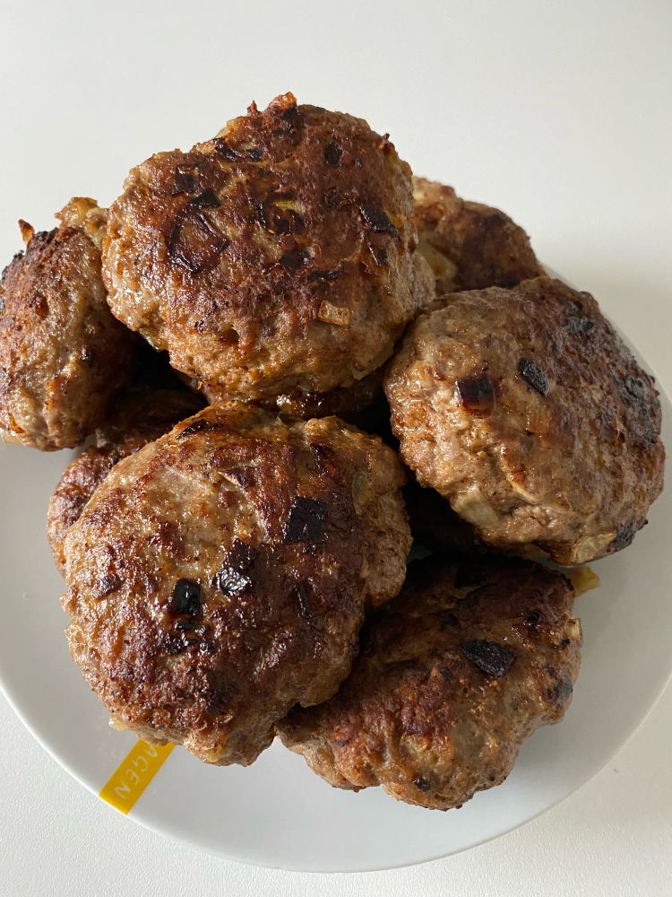 Teller voll mit Frikadellen 