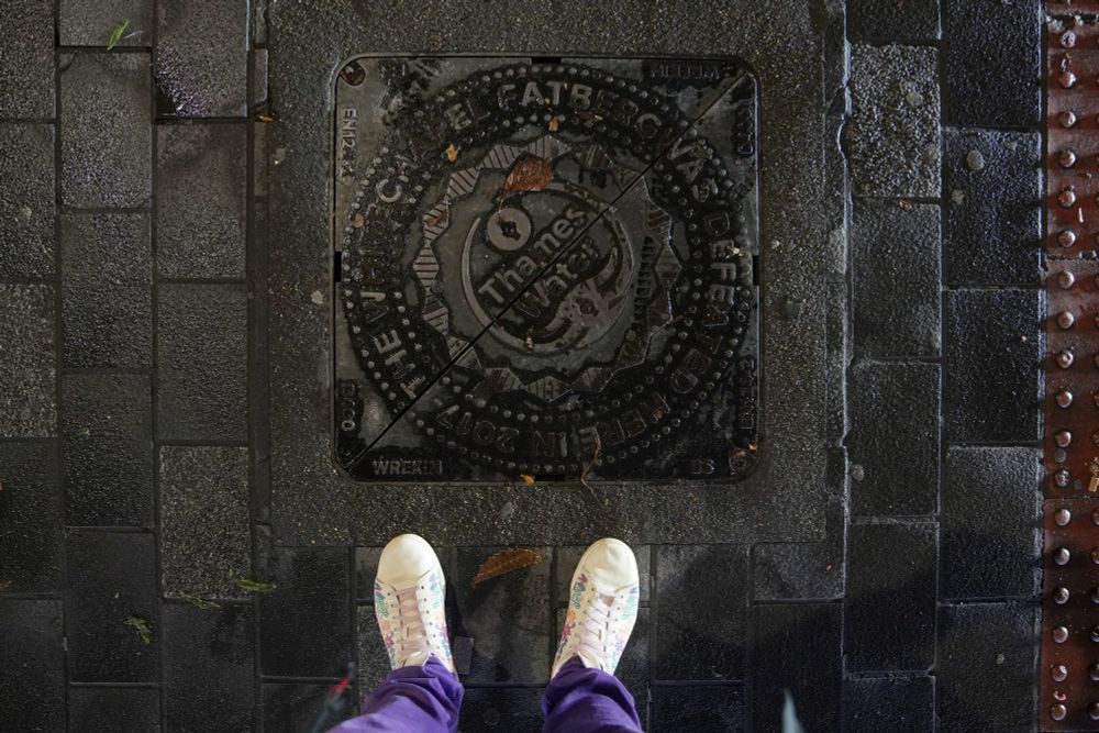 מכסה ביוב חגיגי בלונדון שכתוב עליו: The Whitechapel Fatberg was defeated here in 2017