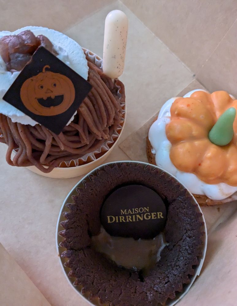 Trois pâtisseries individuelles
une torche au marron décorée d'un chocolat avec motif Jack-o'-lantern 
Un fondant chocolat caramel 
Un truc en forme de citrouille mignonne