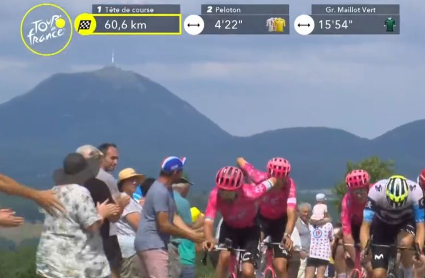 Le peloton du tour du France au pied du Puy de Dôme