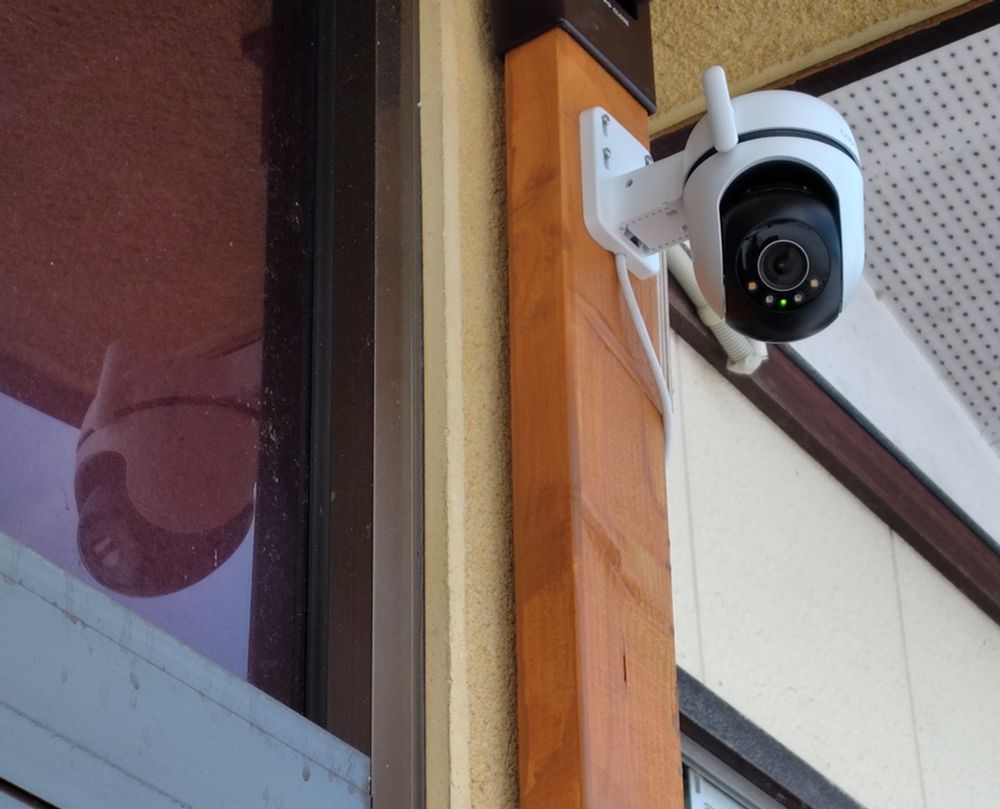 軒下へのIP監視カメラ設置